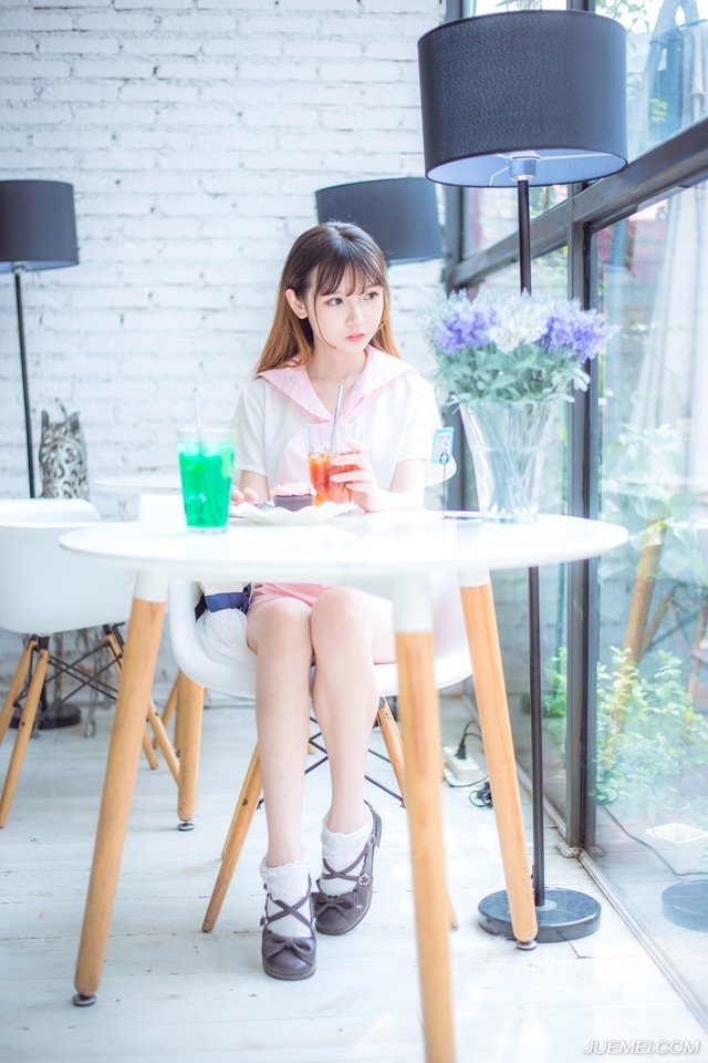 你要是不爱他，他多么爱你，他待你多么好，他的条件多么优秀，也是徒然的。自己不要的东西，为什么还要可惜呢?既然你甘心情愿放弃，你就没资格可惜。他曾是那么慷慨地等待你，他本来是你的，你自己选择不要，那就永远不要可惜。